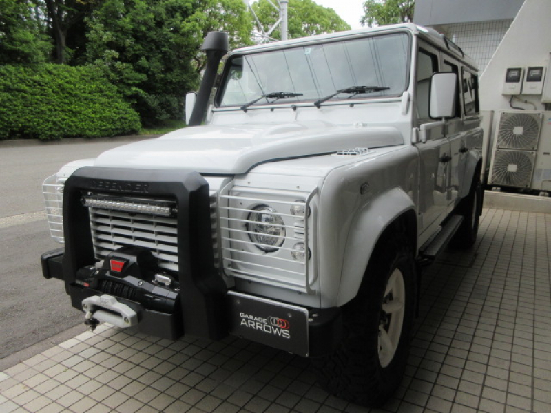 ランドローバーディフェンダー110SW 2.4tdci XS 半革 ZUホワイトホイール 5人乗り AT換装済 Nox/Pm適合 3ナンバー 純正Aガード WARNウインチ ウインチバンパー 前後ランプガード シュノーケル LEDヘッドライト  クリアレンズ XSサイドランナー 背面タイヤ 2オーナー車 屋内ガレージ保管 並行輸入車 右ハンドル 記録簿付