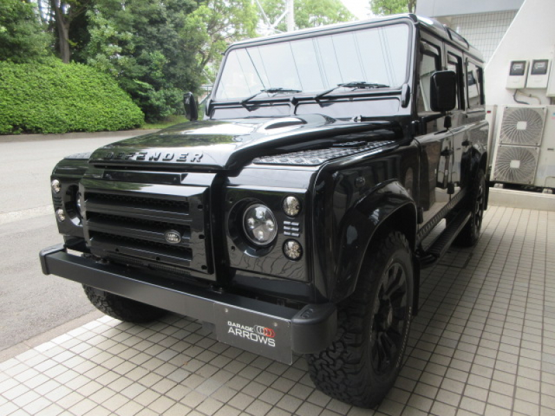 ランドローバーディフェンダー110SW 2.2Tdci XS 半革 社外ブラックAW 7人乗り AT換装済 Nox/Pm適合 3ナンバー BFGタイヤ プレミアムシート LEDヘッドライト LEDバンパー スモークLEDレンズKIT ブラックチェッカープレート 社外グロスブラックFグリル フルカーペット施工 前後マッドフラップ サイドランナー 背面タイヤ 並行輸入車 右ハンドル 記録簿