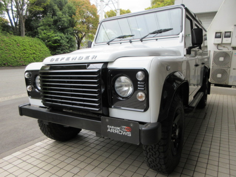 ランドローバーディフェンダー110UW 2.2Tdci XS 半革 デュアルフィニッシュブラックAW 5人乗り Nox/Pm適合 3ナンバー登録 ブラックパック仕様 クリアレンズ サイドランナー 背面タイヤ 並行輸入車 右ハンドル 記録簿付
