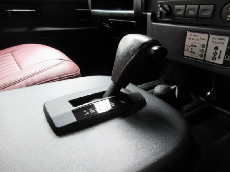 ランドローバー ディフェンダー 90 SOFTTOP 2.2Tdci 本革張替