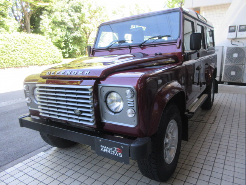 ランドローバーディフェンダー110SW 2.2Tdci XS 半革 稀少SR 純正Boostホイール 7人乗り Nox/Pm適合 3ナンバー 稀少サンルーフ付 アルカンターラルーフライニング クリアレンズ XSサイドランナー 前後マッドフラップ 背面タイヤ 並行輸入車 右ハンドル 記録簿付