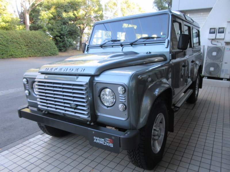 ランドローバーディフェンダー110SW 2.2Tdci XS 本革張替 デュアルフィニッシュAW 7人乗り AT換装済 Nox/Pm適合 3ナンバー アルカンターラルーフライニング フルカーペット施工 クルーズコントロール LEDヘッドライト クリアLEDレンズ 前後マッドフラップ XSサイドランナー 背面タイヤ  並行輸入車 右ハンドル 記録簿付