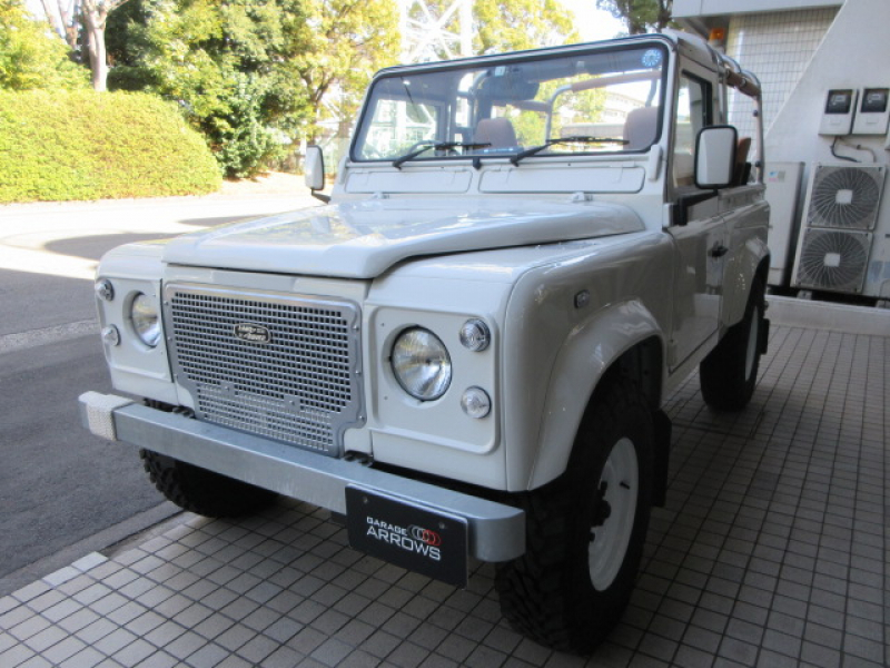 ランドローバーディフェンダー90SW 4.0V8 50th Anniversary SoftTopカスタムモデル 内装張替 フローティングAVモニター 同色スチールホイール MTタイヤ 特別限定車 AT車 6人乗り Dutyフレーム Canvas幌 ヘリテイジ白ロゴマッドフラップ モトリタステアリング デジタルミラー 屋内ガレージ保管車両 正規ディーラー車 右ハンドル 記録簿付