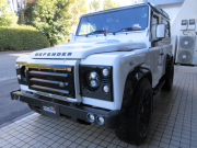 ランドローバー ディフェンダー 90SW 2.2Tdci XS 半革 SawtoothブラックAW URBANTRUCK 4人乗り Nox/Pm適合 3ナンバー ブラックヘッドライナー MOMOステア NASステップ LEDバンパー LEDヘッドライト LEDレンズ ブラックFグリル＆H/Lサラウンド Fアンダーカバー ブラックサイドランナー 前後マッドフラップ  背面タイヤ 並行輸入車 右ハンドル 記録簿付の中古車