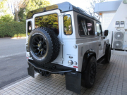 ランドローバー ディフェンダー 90SW 2.2Tdci XS 半革 SawtoothブラックAW URBANTRUCK 4人乗り Nox/Pm適合 3ナンバー ブラックヘッドライナー MOMOステア NASステップ LEDバンパー LEDヘッドライト LEDレンズ ブラックFグリル＆H/Lサラウンド Fアンダーカバー ブラックサイドランナー 前後マッドフラップ  背面タイヤ 並行輸入車 右ハンドル 記録簿付の中古車