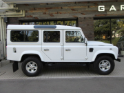 ランドローバー ディフェンダー 110SW 2.2Tdci XS 半革 純正Boostホイール 7人乗り 後期PUMAモデル Nox/Pm適合 3ナンバー コンビニエンスパック フロントシートヒーター 前後マッドフラップ XSサイドランナー 背面タイヤ 並行輸入車 右ハンドル 記録簿付の中古車