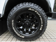 ランドローバー ディフェンダー 110SW 2.2Tdci 本革張替 新品SawtoothブラックAW 7人乗り Nox/Pm適合 3ナンバー 後期PUMAモデル ブラックパック 新品BFGタイヤ コンフォートスプリング LEDヘッドライト LEDレンズKIT ブラックチェッカープレート 前後マッドフラップ  サイドランナー 背面タイヤ 並行輸入車 右ハンドル 記録簿付の中古車