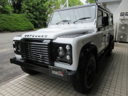 ランドローバー ディフェンダー 110SW 2.2Tdci 本革張替 新品SawtoothブラックAW 7人乗り Nox/Pm適合 3ナンバー 後期PUMAモデル ブラックパック 新品BFGタイヤ コンフォートスプリング LEDヘッドライト LEDレンズKIT ブラックチェッカープレート 前後マッドフラップ  サイドランナー 背面タイヤ 並行輸入車 右ハンドル 記録簿付の中古車