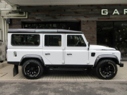 ランドローバー ディフェンダー 110SW 2.2Tdci 本革張替 新品SawtoothブラックAW 7人乗り Nox/Pm適合 3ナンバー 後期PUMAモデル ブラックパック 新品BFGタイヤ コンフォートスプリング LEDヘッドライト LEDレンズKIT ブラックチェッカープレート 前後マッドフラップ  サイドランナー 背面タイヤ 並行輸入車 右ハンドル 記録簿付の中古車
