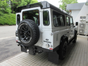 ランドローバー ディフェンダー 110SW 2.2Tdci 本革張替 新品SawtoothブラックAW 7人乗り Nox/Pm適合 3ナンバー 後期PUMAモデル ブラックパック 新品BFGタイヤ コンフォートスプリング LEDヘッドライト LEDレンズKIT ブラックチェッカープレート 前後マッドフラップ  サイドランナー 背面タイヤ 並行輸入車 右ハンドル 記録簿付の中古車