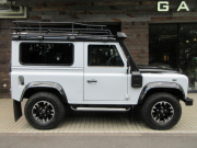 ランドローバー ディフェンダー 90SW 2.2Tdci アドベンチャーED 黒革 専用AW 4人乗り 特別限定車 世界限定600台 セレブレーションモデル Nox/Pm適合 3ナンバー ルーフラック＆リアラダー シュノーケル 専用アンダーガード アルカンターラ フルカーペット LEDヘッドライト LEDレンズkit 禁煙車 前法人オーナー 並行輸入車 右ハンドル 記録簿付の中古車