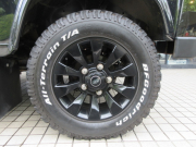 ランドローバー ディフェンダー 90SW 2.2Tdci XS 半革 純正BoostAW 4人乗り 後期PUMAモデル Nox/Pm適合 3ナンバー クリアレンズ フルカーペット施工 前後マッドフラップ XSサイドランナー 背面タイヤ 並行輸入車 右ハンドル 記録簿付の中古車