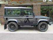 ランドローバー ディフェンダー 90SW 2.2Tdci XS 半革 純正BoostAW 4人乗り 後期PUMAモデル Nox/Pm適合 3ナンバー クリアレンズ フルカーペット施工 前後マッドフラップ XSサイドランナー 背面タイヤ 並行輸入車 右ハンドル 記録簿付の中古車