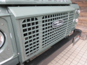 ランドローバー ディフェンダー 110SCPU 2.2Tdci ピックアップトラック Wolfstyleブラックホイール 2人乗り 後期PUMAモデル Nox/Pm適合 1ナンバー 新品エアコン装着 ヘリテイジスタイル CANVAS幌 クリアレンズ ヘリテイジグリル ウイングブラックチェッカープレート 前後マッドフラップ 並行輸入車 右ハンドル 記録簿付の中古車