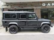 ランドローバー ディフェンダー 110SW 2.2Tdci XS 半革 社外ブラックAW 7人乗り AT換装済 Nox/Pm適合 3ナンバー BFGタイヤ プレミアムシート LEDヘッドライト LEDバンパー スモークLEDレンズKIT ブラックチェッカープレート 社外グロスブラックFグリル フルカーペット施工 前後マッドフラップ サイドランナー 背面タイヤ 並行輸入車 右ハンドル 記録簿の中古車