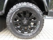 ランドローバー ディフェンダー 110SW 2.2Tdci XS 半革 社外ブラックAW 7人乗り AT換装済 Nox/Pm適合 3ナンバー BFGタイヤ プレミアムシート LEDヘッドライト LEDバンパー スモークLEDレンズKIT ブラックチェッカープレート 社外グロスブラックFグリル フルカーペット施工 前後マッドフラップ サイドランナー 背面タイヤ 並行輸入車 右ハンドル 記録簿の中古車