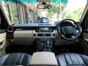ランドローバー レンジローバーVOGUE 4.4V8 本革 SR ナビ 19AW 後期インテリア テレインレスポンス LOGIC7 天張り新品生地張替施工 正規ディーラー車 右ハンドル 記録簿付の中古車