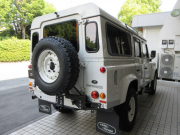 ランドローバー ディフェンダー 110 2.4TDCi SW 社外2DINナビTV Nox/PM適合 3ナンバー登録 ヘリテイジスタイル フォールディングサイドステップ ウッドステアリング 背面タイヤ 並行車 右ハンドル 記録簿付の中古車