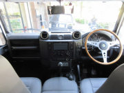 ランドローバー ディフェンダー 110 2.4TDCi SW 社外2DINナビTV Nox/PM適合 3ナンバー登録 ヘリテイジスタイル フォールディングサイドステップ ウッドステアリング 背面タイヤ 並行車 右ハンドル 記録簿付の中古車