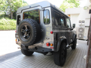 ランドローバー ディフェンダー 90SW 2.4TDCi XS 半革 純正AW サイドステップ 社外ステアリング 社外オーディオ 背面タイヤ 4人乗り Nox/PM適合 3ナンバー登録 新車並行車 右ハンドル 記録簿付の中古車