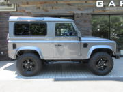 ランドローバー ディフェンダー 90SW 2.4TDCi XS 半革 純正AW サイドステップ 社外ステアリング 社外オーディオ 背面タイヤ 4人乗り Nox/PM適合 3ナンバー登録 新車並行車 右ハンドル 記録簿付の中古車