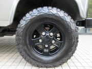 ランドローバー ディフェンダー 90SW 2.4TDCi XS 半革 純正AW サイドステップ 社外ステアリング 社外オーディオ 背面タイヤ 4人乗り Nox/PM適合 3ナンバー登録 新車並行車 右ハンドル 記録簿付の中古車