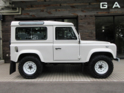 ランドローバー ディフェンダー 90SW 4.0V8 50th Anniversary SR 新品ホイール＆M/Tタイヤ5本 特別限定車 全国450台限定 ヘリテイジスタイル 新品SUSマフラー ステンレスボルト 背面タイヤ 6人乗り AT車 ワンオーナー車 正規ディーラー車 右ハンドル 記録簿付の中古車