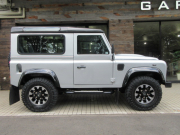 ランドローバー ディフェンダー 90SW XS 2.2TDCI 半革 ナビTV 新品AW＆M/Tタイヤ5本 社外オーディオ サイドランナー ブラックパック LEDレンズKIT MOMOステアリング 4人乗り Nox/Pm適合 3ナンバー ワンオーナー車 禁煙車 新車並行車 右ハンドル 記録簿付の中古車