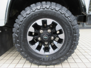 ランドローバー ディフェンダー 90SW XS 2.2TDCI 半革 ナビTV 新品AW＆M/Tタイヤ5本 社外オーディオ サイドランナー ブラックパック LEDレンズKIT MOMOステアリング 4人乗り Nox/Pm適合 3ナンバー ワンオーナー車 禁煙車 新車並行車 右ハンドル 記録簿付の中古車