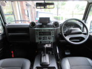 ランドローバー ディフェンダー 110SW XS 2.2TDCI 半革 純正AW AT換装済 社外オーディオ LEDレンズキット 背面タイヤ 7人乗り Nox/Pm適合 3ナンバー登録 ワンオーナー車 禁煙車 新車並行車 右ハンドル 記録簿付の中古車
