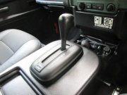 ランドローバー ディフェンダー 110SW XS 2.2TDCI 半革 純正AW AT換装済 社外オーディオ LEDレンズキット 背面タイヤ 7人乗り Nox/Pm適合 3ナンバー登録 ワンオーナー車 禁煙車 新車並行車 右ハンドル 記録簿付の中古車
