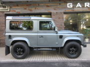 ランドローバー ディフェンダー 90SW 2.2Tdci XS 半革 純正AW 4人乗り AT換装済 ECUチューニング アルカンターラルーフライニング LEDヘッドライト LEDランプ MOMOステアリング 前後マッドフラップ サイドランナー 背面タイヤ 右ハンドル 記録簿付の中古車