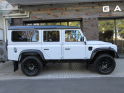 ランドローバー ディフェンダー 110SW 2.2Tdci LANDMARK EDITON 本革 2DINパネル 18AW 特別限定車 最終モデル BOWLERカスタム GRIFFINインテリア アルカンターラ ブラックパック後継 LEDランプ ワンオーナー車 並行輸入車 右ハンドル 記録簿付の中古車