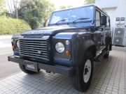 ランドローバー ディフェンダー 110SW 2.2Tdci ホワイトスチールホイール 5人乗り Nox/Pm適合 3ナンバー登録 前席シート張替済 ホワイトルーフ 稀少カラー マッドフラップ サイドランナー 背面タイヤ 並行輸入車 右ハンドル 記録簿付の中古車