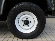 ランドローバー ディフェンダー 110SW 2.2Tdci ホワイトスチールホイール 5人乗り Nox/Pm適合 3ナンバー登録 前席シート張替済 ホワイトルーフ 稀少カラー マッドフラップ サイドランナー 背面タイヤ 並行輸入車 右ハンドル 記録簿付の中古車