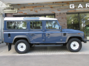 ランドローバー ディフェンダー 110SW 2.2Tdci ホワイトスチールホイール 5人乗り Nox/Pm適合 3ナンバー登録 前席シート張替済 ホワイトルーフ 稀少カラー マッドフラップ サイドランナー 背面タイヤ 並行輸入車 右ハンドル 記録簿付の中古車