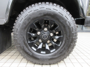 ランドローバー ディフェンダー 110SW 2.2Tdci XS 半革 Black sawtoothホイール 7人乗り AT換装済 キーレス シートヒーター ブラックパック クリアレンズ サイドランナー 前後マッドフラップ 背面タイヤ 並行輸入車 右ハンドル 記録簿付の中古車