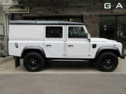 ランドローバー ディフェンダー 110UW 2.2Tdci XS 半革 デュアルフィニッシュブラックAW 5人乗り Nox/Pm適合 3ナンバー登録 ブラックパック仕様 クリアレンズ サイドランナー 背面タイヤ 並行輸入車 右ハンドル 記録簿付の中古車