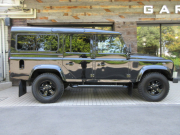 ランドローバー ディフェンダー 110SW 2.2Tdci XS 半革 ブラックBoostAW 7人乗り AT換装済 Nox/Pm適合 3ナンバー登録 アルカンターラルーフライニング チェッカープレート クリアレンズ 前後マッドフラップ サイドランナー 背面タイヤ 並行輸入車 右ハンドル 記録簿付の中古車