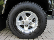 ランドローバー ディフェンダー 90SW 2.2Tdci XS 半革 純正Boostホイール 4人乗り AT換装済 Nox/Pm適合 3ナンバー登録 クリアレンズ 前後マッドフラップ サイドランナー 背面タイヤ 並行輸入車 右ハンドル 記録簿付の中古車