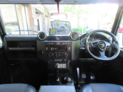 ランドローバー ディフェンダー 110SW 2.2Tdci XS 半革 モデューラーブラックホイール M/Tタイヤ 7人乗り Nox/Pm適合 ワイドフェンダー （LINE-X）クリアレンズ LED MOMOステア フォールディングサイドステップ 並行輸入車 右ハンドル 記録簿付の中古車