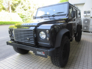 ランドローバー ディフェンダー 110SW 2.2Tdci XS 半革 モデューラーブラックホイール M/Tタイヤ 7人乗り Nox/Pm適合 ワイドフェンダー （LINE-X）クリアレンズ LED MOMOステア フォールディングサイドステップ 並行輸入車 右ハンドル 記録簿付の中古車
