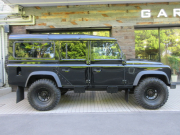 ランドローバー ディフェンダー 110SW 2.2Tdci XS 半革 モデューラーブラックホイール M/Tタイヤ 7人乗り Nox/Pm適合 ワイドフェンダー （LINE-X）クリアレンズ LED MOMOステア フォールディングサイドステップ 並行輸入車 右ハンドル 記録簿付の中古車
