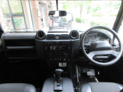 ランドローバー ディフェンダー 90SW 2.2Tdci XS 半革シート 純正AW 4人乗り AT換装済 Nox/Pm適合 3ナンバー登録 クリアレンズ サイドステップ 前後マッドフラップ 背面タイヤ 並行輸入車 右ハンドル 記録簿付の中古車