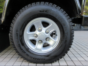 ランドローバー ディフェンダー 90SW 2.2Tdci XS 半革シート 純正AW 4人乗り AT換装済 Nox/Pm適合 3ナンバー登録 クリアレンズ サイドステップ 前後マッドフラップ 背面タイヤ 並行輸入車 右ハンドル 記録簿付の中古車