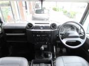 ランドローバー ディフェンダー 110SW 2.2Tdci 7人乗り ホワイトルーフ HDスチールホイール Nox/Pm適合 3ナンバー登録 新品M/Tタイヤ5本 背面タイヤ 並行輸入車 右ハンドル 記録簿付の中古車
