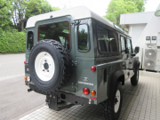 ランドローバー ディフェンダー 110SW 2.2Tdci 7人乗り ホワイトルーフ HDスチールホイール Nox/Pm適合 3ナンバー登録 新品M/Tタイヤ5本 背面タイヤ 並行輸入車 右ハンドル 記録簿付の中古車