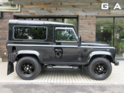 ランドローバー ディフェンダー 90SW 2.2Tdci XS 半革 純正デュアルフィニッシュAW 4人乗り Nox/Pm適合 3ナンバー登録 クリアレンズ アルカンターラルーフ 前後マッドフラップ サイドランナー 背面タイヤ 並行輸入車 右ハンドル 記録簿付の中古車