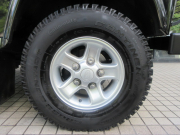ランドローバー ディフェンダー 110SW 2.2Tdci XS 半革 純正Boostホイール 7人乗り AT換装済 Nox/Pm適合 3ナンバー登録 アルカンターラルーフライニング ランプガード チェッカープレート 前後マッドフラップ XSサイドランナー 背面タイヤ 並行輸入車 右ハンドル 記録簿付の中古車