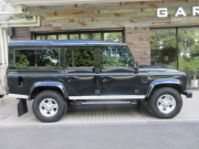 ランドローバー ディフェンダー 110SW 2.2Tdci XS 半革 純正Boostホイール 7人乗り AT換装済 Nox/Pm適合 3ナンバー登録 アルカンターラルーフライニング ランプガード チェッカープレート 前後マッドフラップ XSサイドランナー 背面タイヤ 並行輸入車 右ハンドル 記録簿付の中古車